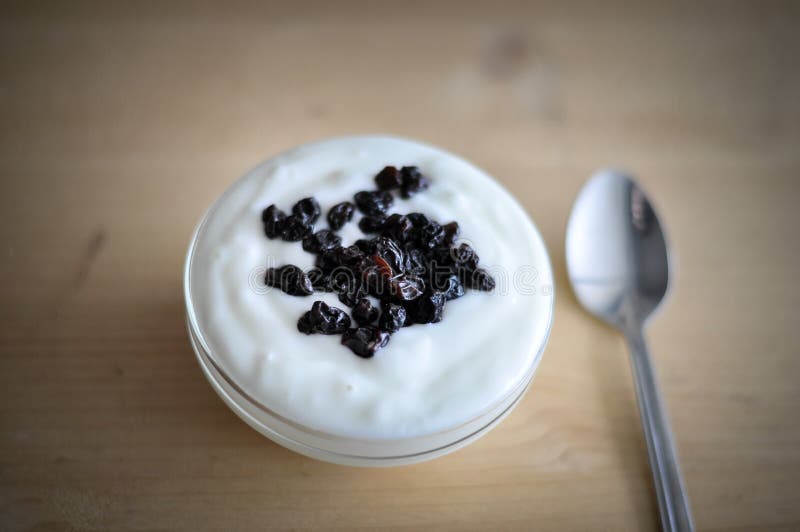 Het dienen van Yoghurt met Gehele Verse Bosbessen en Havermeel op Oude Rustieke Houten Lijst close-updetail stock foto Het dienen van Yoghurt met Gehele Verse Bosbessen en Havermeel op Oude Rustieke Houten Lijst close-updetail stock foto
