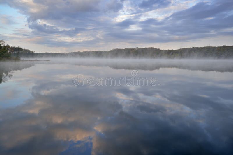 Lentezonopgang, Diep Meer stock afbeeldingen