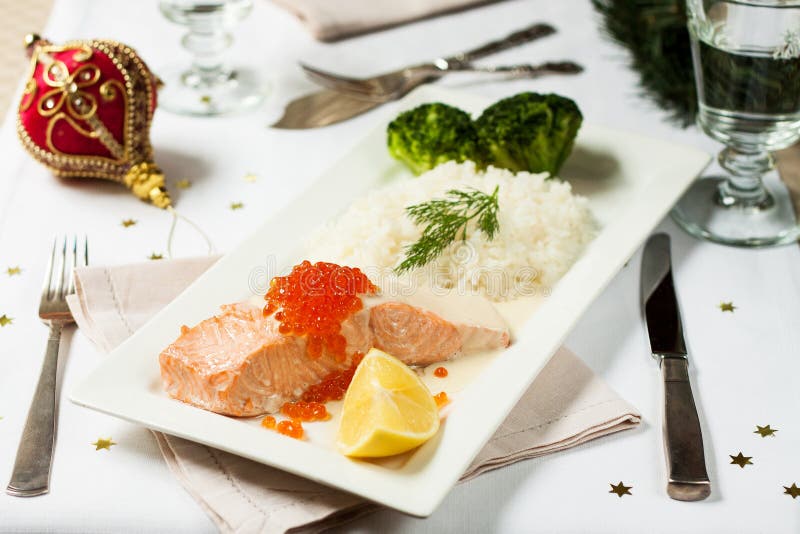 Het diner van Kerstmis Zalm met rijst stock afbeelding Het diner van Kerstmis Zalm met rijst stock afbeelding