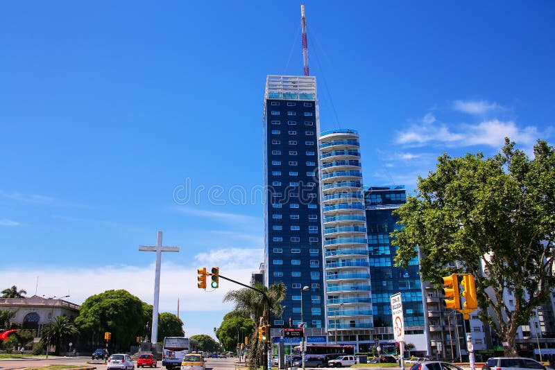 Het district van Trescruces van Montevideo met Torre del Congreso, Urug royalty-vrije stock foto's Het district van Trescruces van Montevideo met Torre del Congreso, Urug royalty-vrije stock foto's