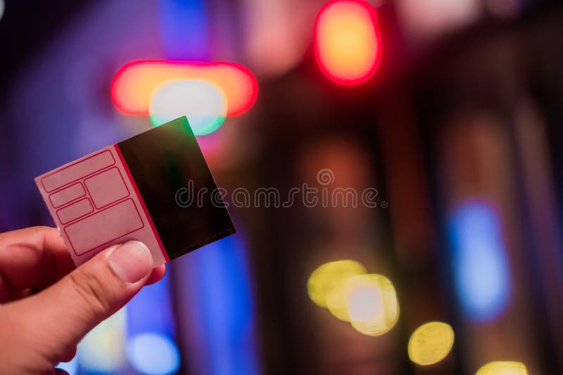 Het document van de handholding bioskoopkaartjes stock fotografie Het document van de handholding bioskoopkaartjes stock fotografie