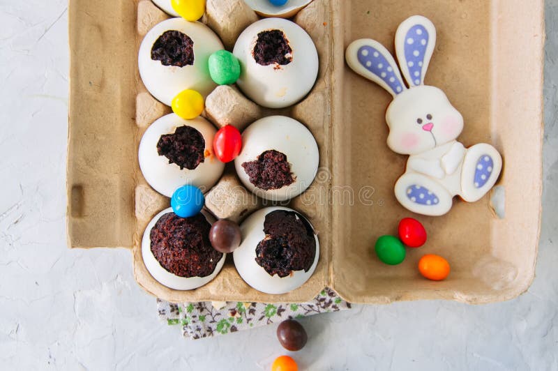 Het donkere dessert van de chocoladebrownie in eishells Pasen of grappige ki royalty-vrije stock fotografie Het donkere dessert van de chocoladebrownie in eishells Pasen of grappige ki royalty-vrije stock fotografie