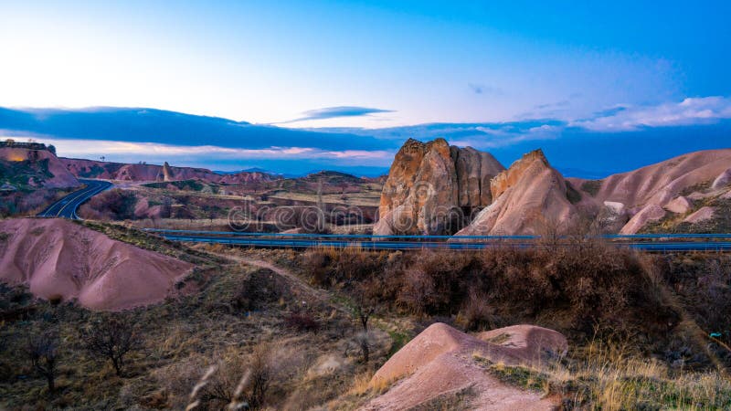 Het Dorp van Goreme van het Cappadocialandschap, Turkije stock foto's Het Dorp van Goreme van het Cappadocialandschap, Turkije stock foto's