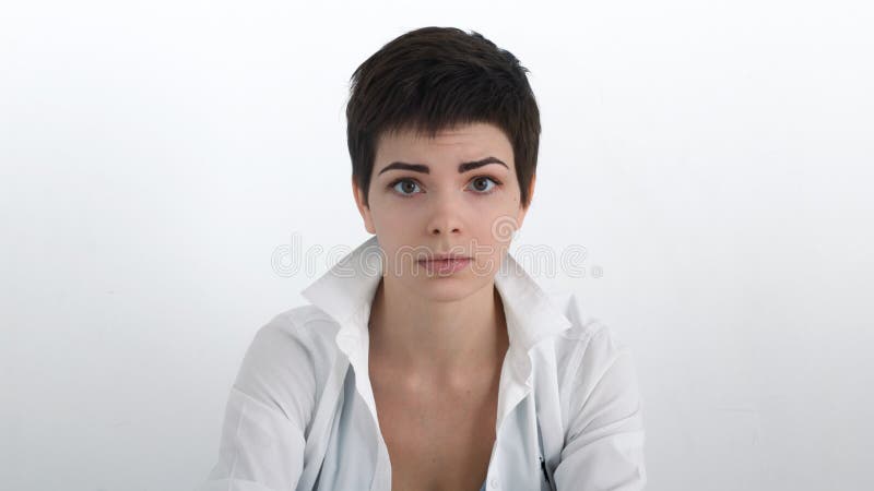 Het dramatische portret van droevige onderneemster in wit overhemd met bobbed haar bekijkend de kijker royalty-vrije stock fotografie Het dramatische portret van droevige onderneemster in wit overhemd met bobbed haar bekijkend de kijker royalty-vrije stock fotografie