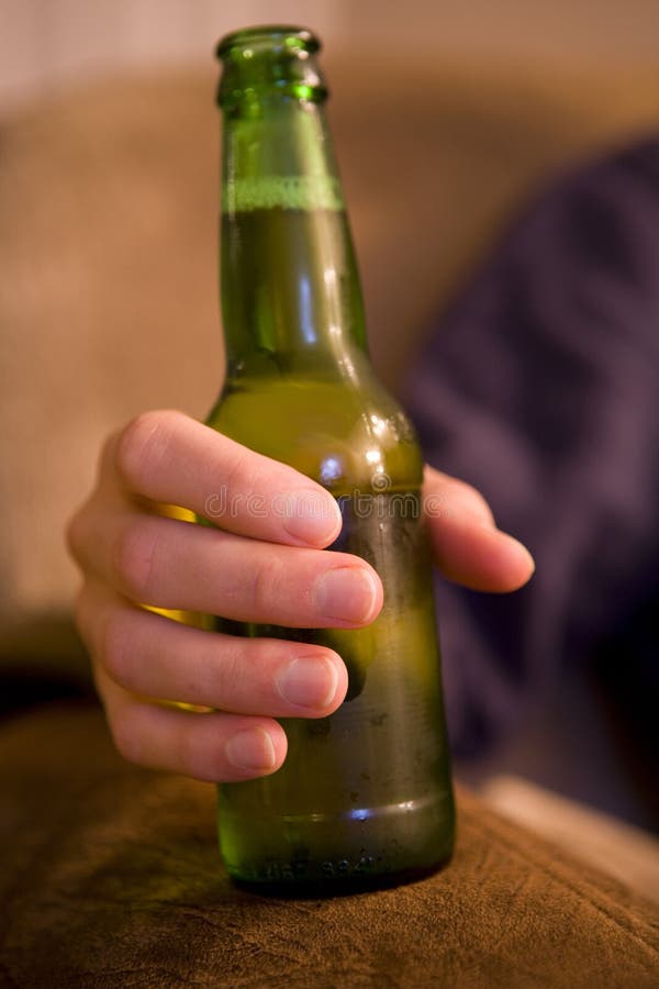 Het drinken van de mens fles bier stock foto's Het drinken van de mens fles bier stock foto's