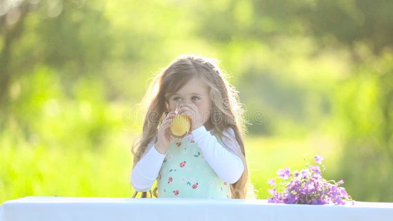 Het drinken van het meisje jus d'orange