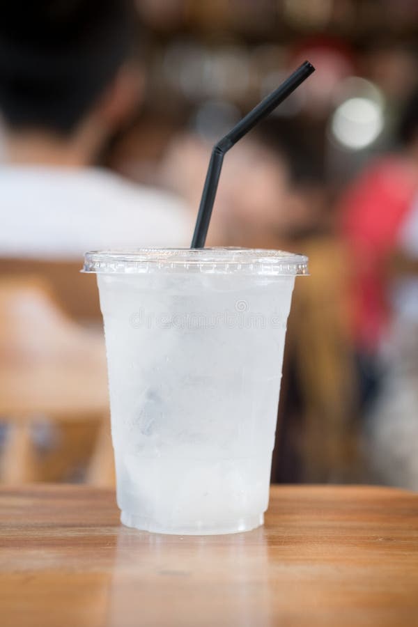 Het drinken van ijswater met ijsblokje in plastic glas royalty-vrije stock afbeeldingen Het drinken van ijswater met ijsblokje in plastic glas royalty-vrije stock afbeeldingen
