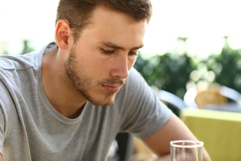 Het droevige mens drinken in een bar royalty-vrije stock afbeeldingen Het droevige mens drinken in een bar royalty-vrije stock afbeeldingen
