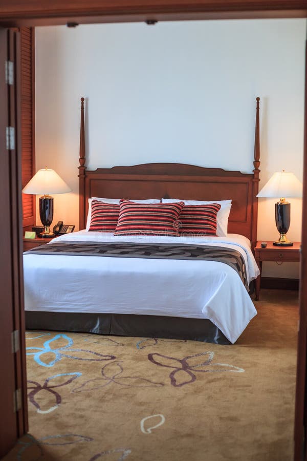 Het dubbele van de het bedruimte van de koningsgrootte van de het hoteltoevlucht van de de flat woondienst van het de aanpassings stock foto's Het dubbele van de het bedruimte van de koningsgrootte van de het hoteltoevlucht van de de flat woondienst van het de aanpassings stock foto's