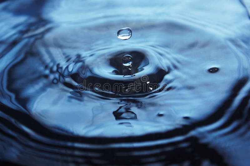 Het effect van de waterdaling op waterspiegel royalty-vrije stock afbeelding Het effect van de waterdaling op waterspiegel royalty-vrije stock afbeelding