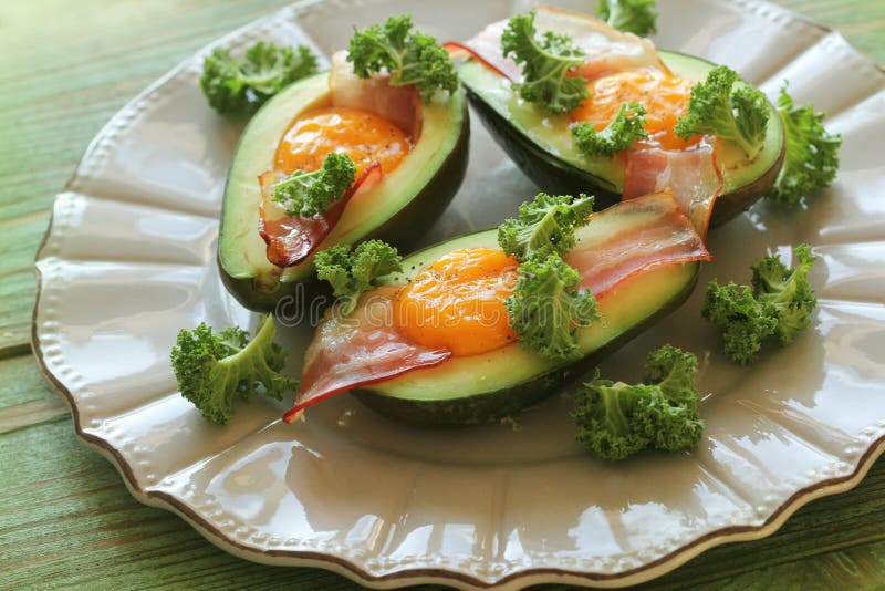 Het Eiboten van de ontbijtavocado met knapperig bacon, boerenkoolkool stock afbeeldingen