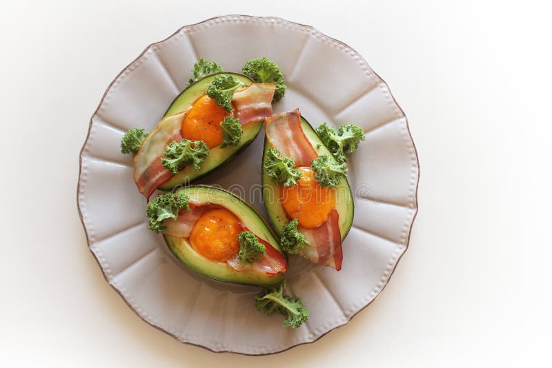Het Eiboten van de ontbijtavocado met knapperig bacon, boerenkoolkool op witte achtergrond royalty-vrije stock foto's