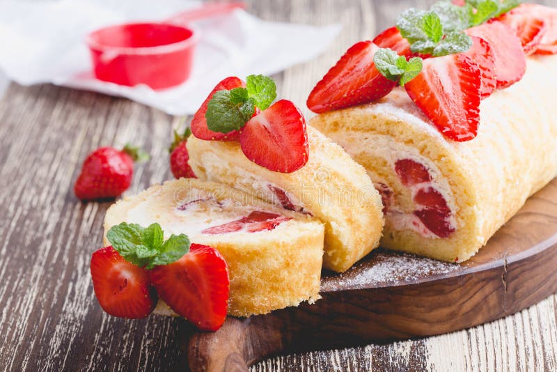 Het eigengemaakte broodje van de aardbei shortcake cake