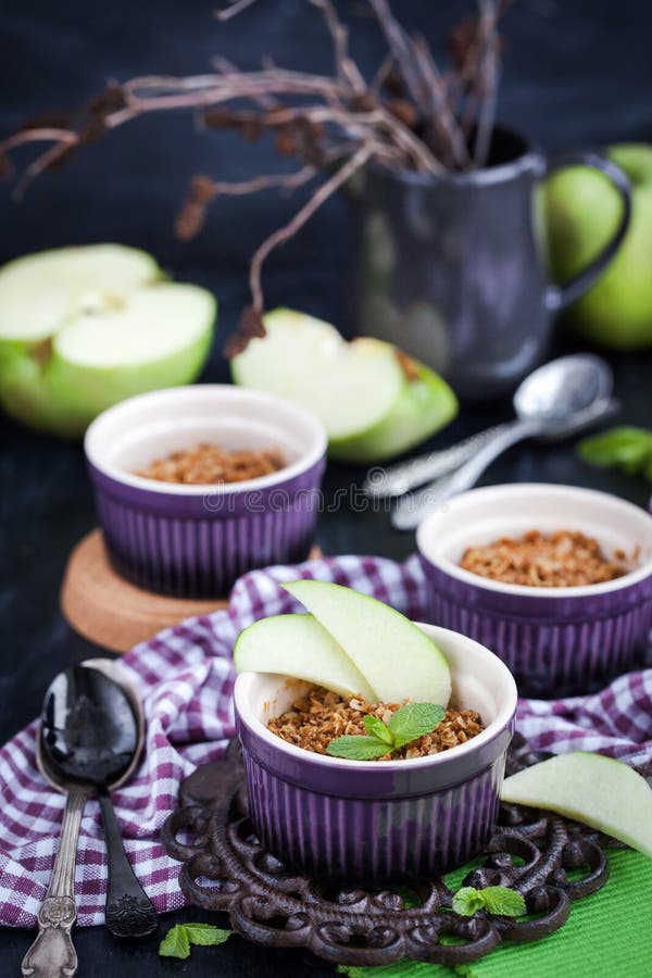 Het eigengemaakte dessert van de heerlijke appelkruimeltaart royalty-vrije stock afbeelding Het eigengemaakte dessert van de heerlijke appelkruimeltaart royalty-vrije stock afbeelding
