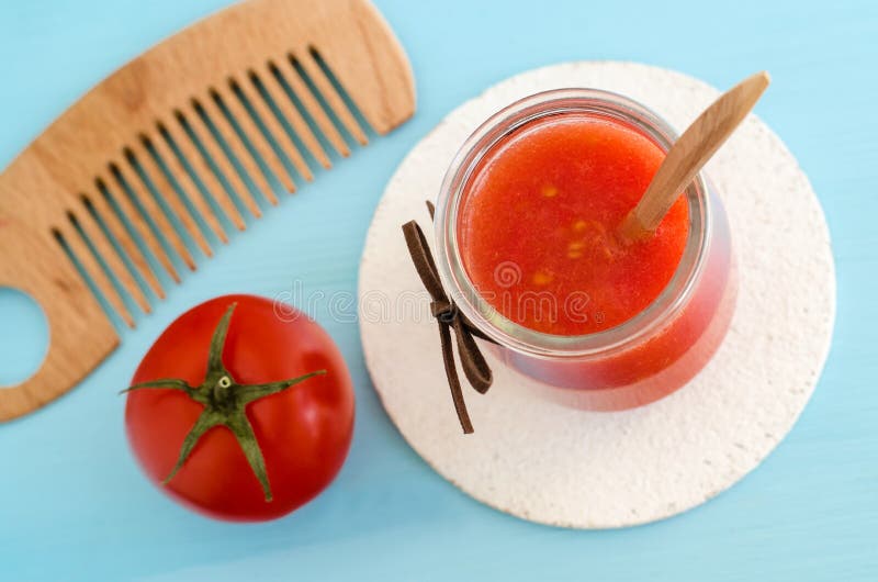 Het eigengemaakte masker van het tomatenhaar in een glaskruik Diyschoonheidsmiddelen stock afbeelding Het eigengemaakte masker van het tomatenhaar in een glaskruik Diyschoonheidsmiddelen stock afbeelding