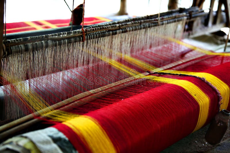Het eigengemaakte Weven Gebruikt voor Traditioneel Houten Weefgetouw die een Bengaalse Saree maken stock foto's Het eigengemaakte Weven Gebruikt voor Traditioneel Houten Weefgetouw die een Bengaalse Saree maken stock foto's