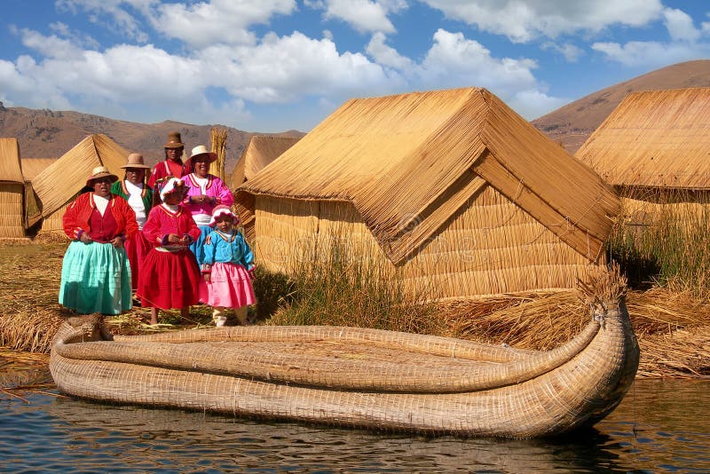 Het Eiland van vrouwenuros reed huts lake titicaca floating royalty-vrije stock fotografie Het Eiland van vrouwenuros reed huts lake titicaca floating royalty-vrije stock fotografie