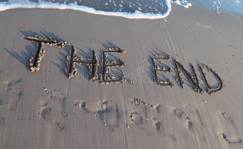 Het EIND op het strand wordt geschreven terwijl de golf die komt royalty-vrije stock afbeeldingen Het EIND op het strand wordt geschreven terwijl de golf die komt royalty-vrije stock afbeeldingen