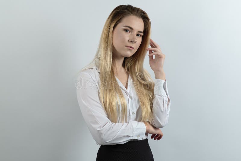 Het elegante jonge bedrijfsdame stellen voor een portret in ontspannen a royalty-vrije stock foto Het elegante jonge bedrijfsdame stellen voor een portret in ontspannen a royalty-vrije stock foto