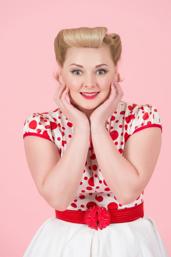Het elegante vrouwelijke portret met klassieke speld-omhooggaand maakt omhoog Jonge vrouw met verraste opgewekte gelukkig Vrolijk stock afbeelding Het elegante vrouwelijke portret met klassieke speld-omhooggaand maakt omhoog Jonge vrouw met verraste opgewekte gelukkig Vrolijk stock afbeelding