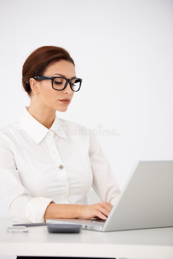 Het ernstige Bureauvrouw Typen op Laptop royalty-vrije stock afbeelding Het ernstige Bureauvrouw Typen op Laptop royalty-vrije stock afbeelding