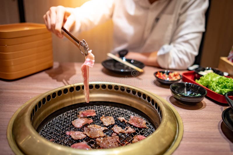 Het eten van Koreaans Barbecuebuffet in restaurant
