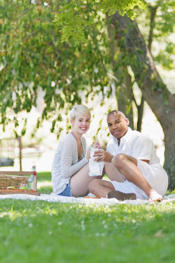 Sandwiches eten tijdens een picknick stock foto's