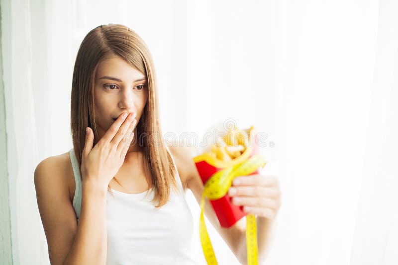 Het eten van voedsel Grappige vrij jonge vrouw met gebraden gerechten stock afbeeldingen Het eten van voedsel Grappige vrij jonge vrouw met gebraden gerechten stock afbeeldingen