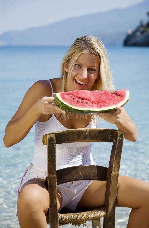 Watermeloen eten stock afbeeldingen