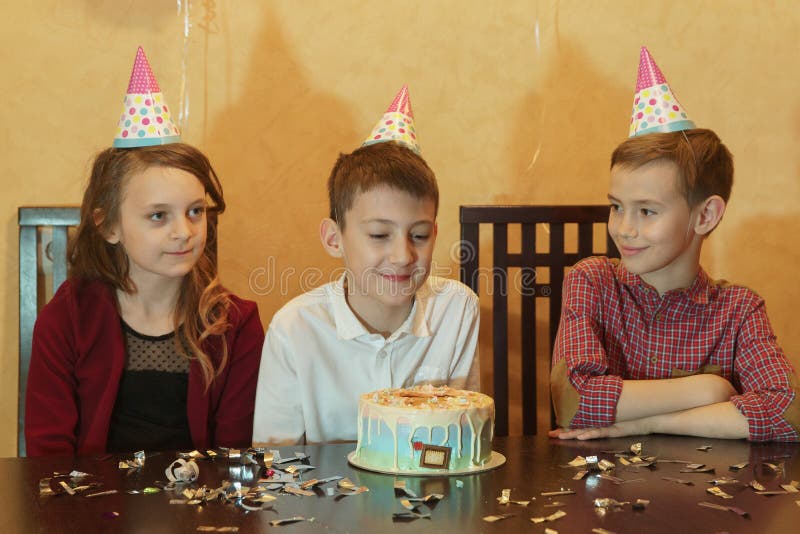 Het feestvarken en zijn vrienden voor de vakantielijst verjaardagscake bij kinderen` s partij royalty-vrije stock fotografie Het feestvarken en zijn vrienden voor de vakantielijst verjaardagscake bij kinderen` s partij royalty-vrije stock fotografie