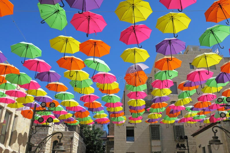 Het Festival Van De De Zomerstraat Met Vliegende Paraplu's in Jeruzalem Stock Foto - Image of geel, 74704898