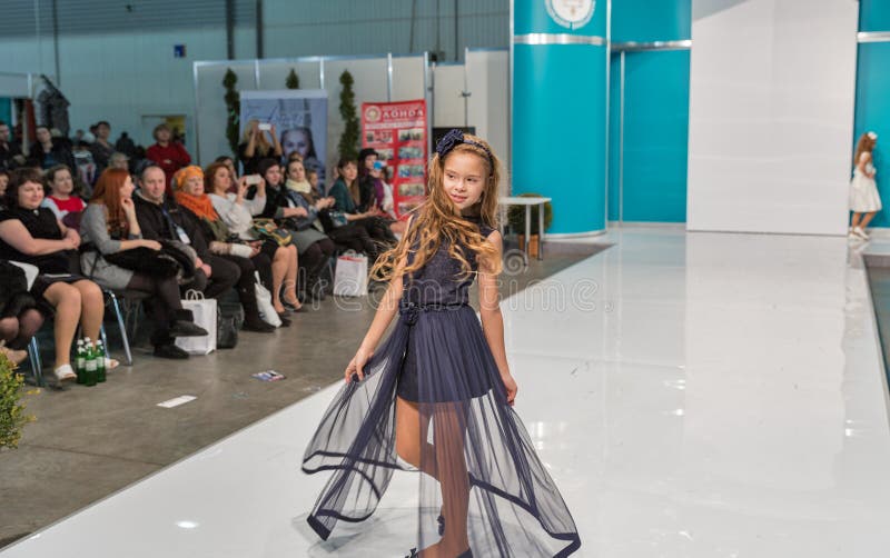 Het festival van de Kyivmanier 2016 van mode in Kiev, de Oekraïne stock foto Het festival van de Kyivmanier 2016 van mode in Kiev, de Oekraïne stock foto