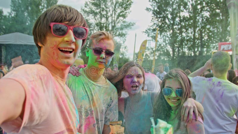Het festival van Holi Jongeren die een selfie nemen royalty-vrije stock foto Het festival van Holi Jongeren die een selfie nemen royalty-vrije stock foto