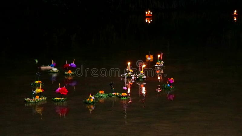 Het Festival van Loy Kratong lichtte de wateroppervlakte in