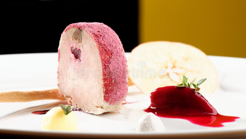 Het fijne dineren, gras van Gansfoie met zwart knoflook stock afbeeldingen Het fijne dineren, gras van Gansfoie met zwart knoflook stock afbeeldingen