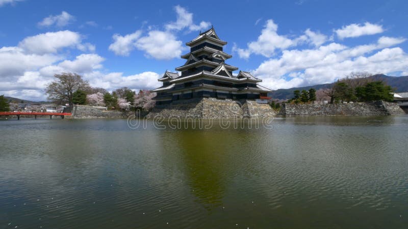 Het filteren van schot van het kasteel van Matsumoto in de lente, Nagano, Japan