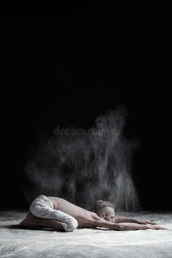 Het flexibele van de de praktijkenyoga van de yogamens van asanabalasana kind ` s stelt stock fotografie Het flexibele van de de praktijkenyoga van de yogamens van asanabalasana kind ` s stelt stock fotografie