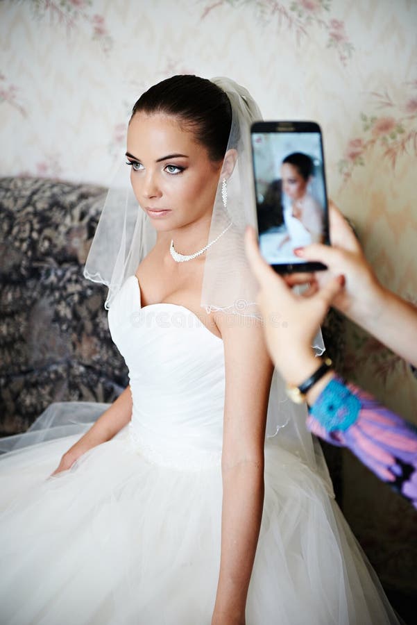 Het fotograferen van de bruid op smartphone royalty-vrije stock afbeelding Het fotograferen van de bruid op smartphone royalty-vrije stock afbeelding