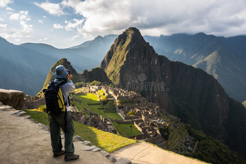 Het fotograferen van Machu Picchu met smartphone stock fotografie Het fotograferen van Machu Picchu met smartphone stock fotografie