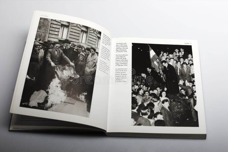 Het fotografieboek door Nick Yapp, Hongaren brandt een portret van Stalin royalty-vrije stock foto's Het fotografieboek door Nick Yapp, Hongaren brandt een portret van Stalin royalty-vrije stock foto's