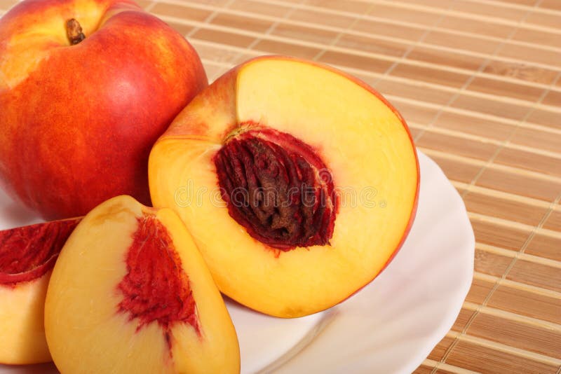 Het Fruit Van De Nectarine Op Plaat Stock Afbeelding Image of eten, stuk 6306735