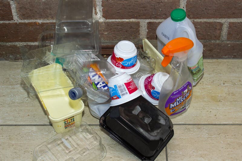 Het geassorteerde plastic huishoudelijke afval verzamelde neer in een gepensioneerdenhuis in de Provincie van Bangor in Noord-Ier stock afbeelding Het geassorteerde plastic huishoudelijke afval verzamelde neer in een gepensioneerdenhuis in de Provincie van Bangor in Noord-Ier stock afbeelding