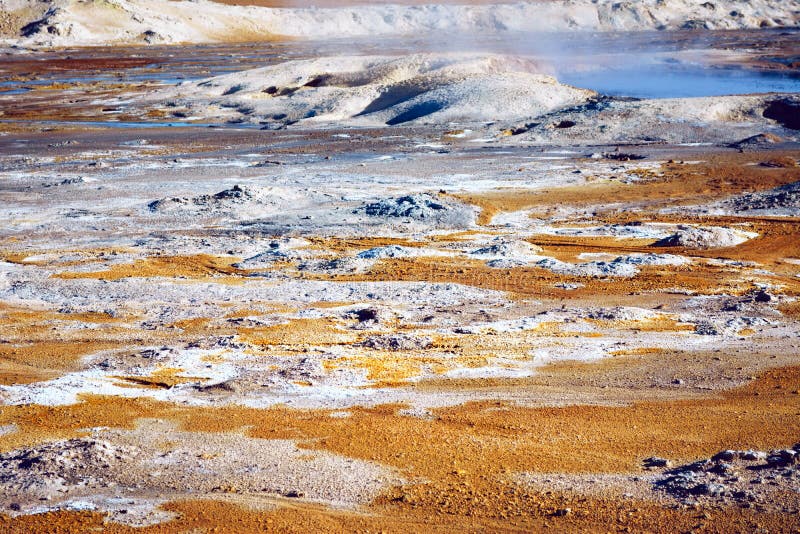 Het gebied van de fumarole in Namafjall, IJsland stock afbeelding Het gebied van de fumarole in Namafjall, IJsland stock afbeelding