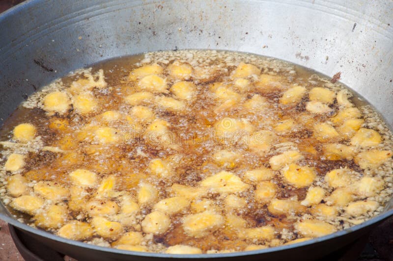Gebakken jackfruit die in een pan wordt gebakken stock afbeeldingen