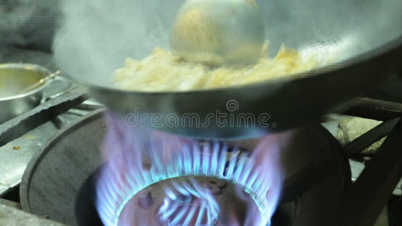 Het gebraden het voedsel van de noedel Thaise stijl steet koken in Thailand