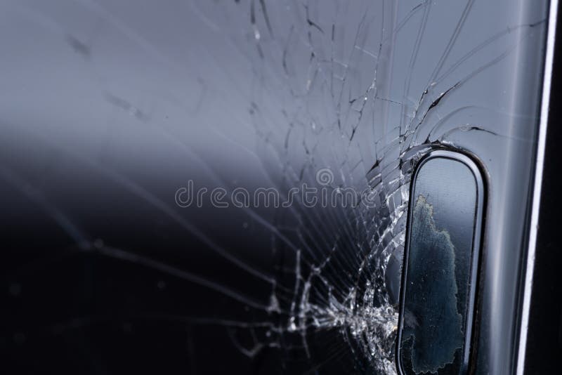 Het gebroken smartphonescherm, barsten en verbrijzeld glas onder diverse palingen royalty-vrije stock afbeelding Het gebroken smartphonescherm, barsten en verbrijzeld glas onder diverse palingen royalty-vrije stock afbeelding