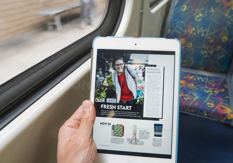 Het gebruiken iPad op trein tijdens het omzetten