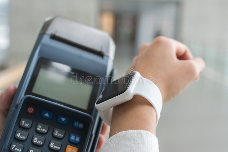 Het gebruiken smartwatch royalty-vrije stock afbeelding Het gebruiken smartwatch royalty-vrije stock afbeelding