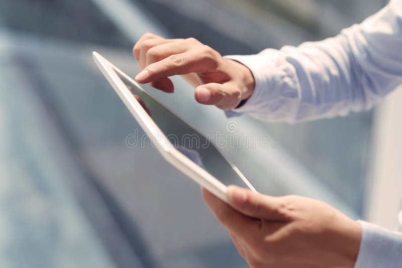 Het gebruiken van digitale tablet royalty-vrije stock afbeeldingen Het gebruiken van digitale tablet royalty-vrije stock afbeeldingen