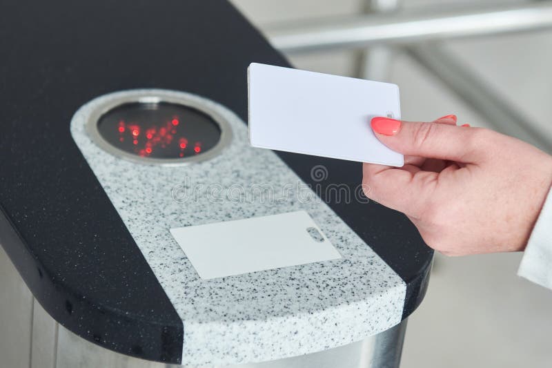 Het gebruiken van elektronische kaartsleutel voor toegang door draaisnelheid stock afbeeldingen Het gebruiken van elektronische kaartsleutel voor toegang door draaisnelheid stock afbeeldingen